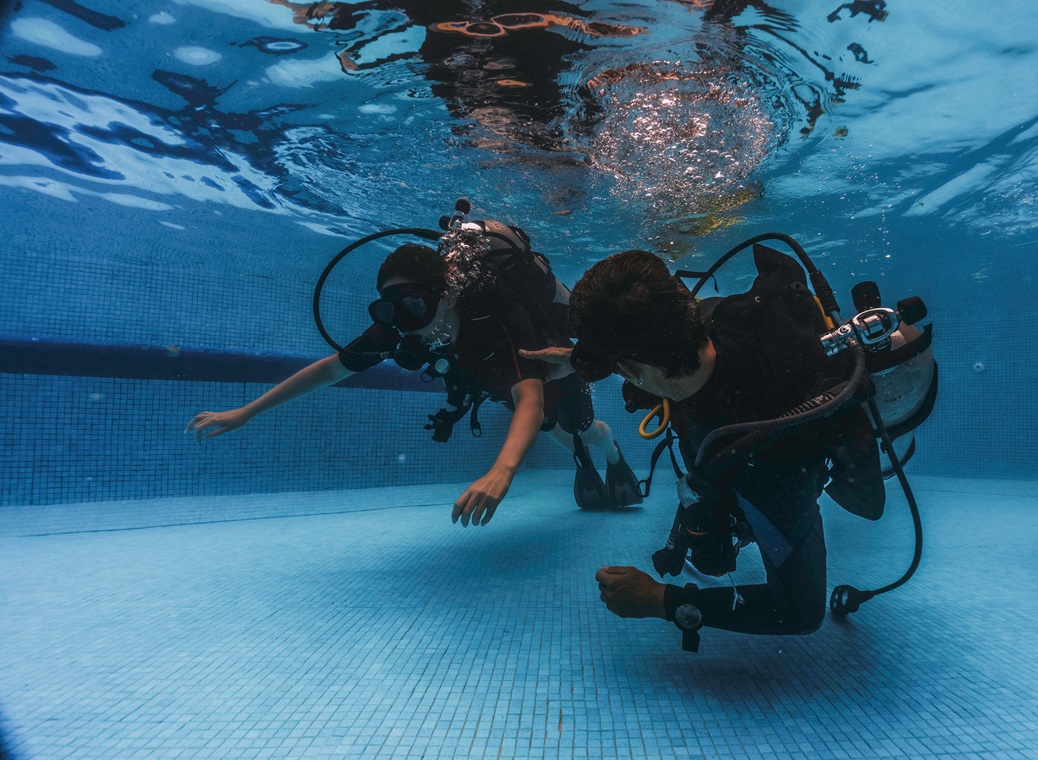 Diving,Instructor,Teaches,Students,To,Scuba,Dive,In,Swimming,Pool. Diving,Instructor,Teaches,Students,To,Scuba,Dive,In,Swimming,Pool.